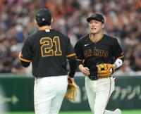 ６回、宮下のライナーを好捕し竹丸に迎えられる坂本（撮影・金田祐二）