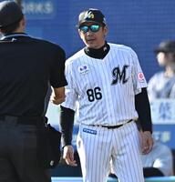 ８回、投手交代を告げるサブロー監督（撮影・開出牧）