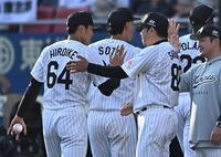今季初勝利の広池康志郎（左）を祝福するロッテ・サブロー監督＝ＺＯＺＯマリンスタジアム（撮影・開出牧）