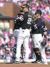 　５回途中、投手交代でマウンドに集まるソフトバンクナインと小久保監督（手前）