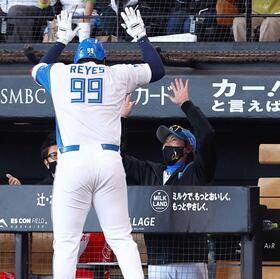 　８回、勝ち越しソロを放ったレイエス（９９）を迎える新庄監督（撮影・中島達哉）