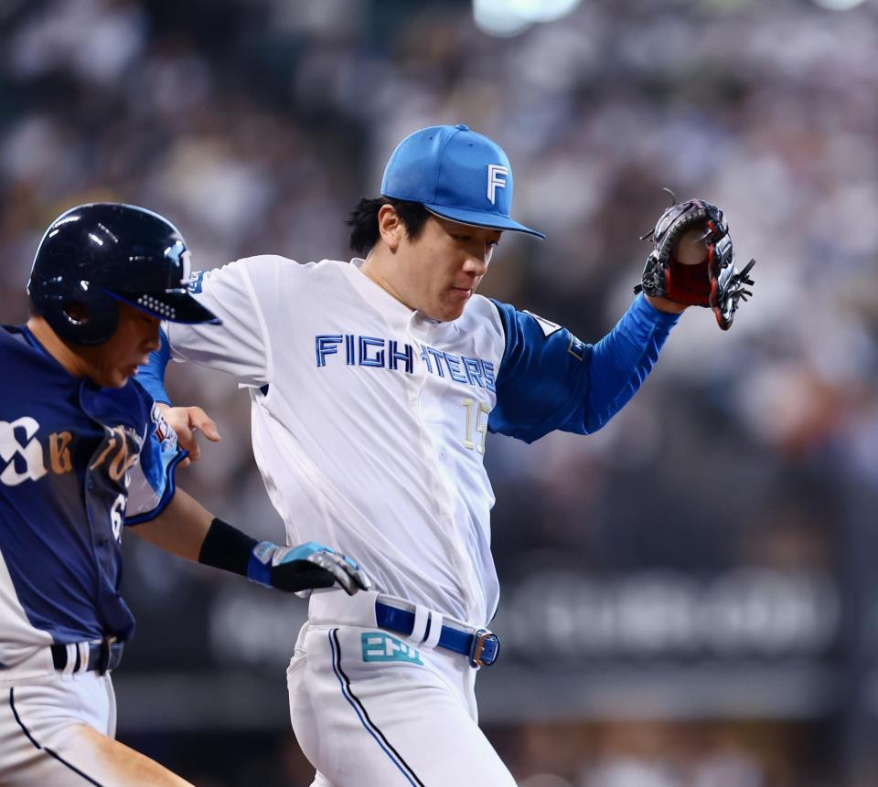５回、滝沢（左）の打球に対し、一塁ベースカバーに走る北山（撮影・中島達哉）