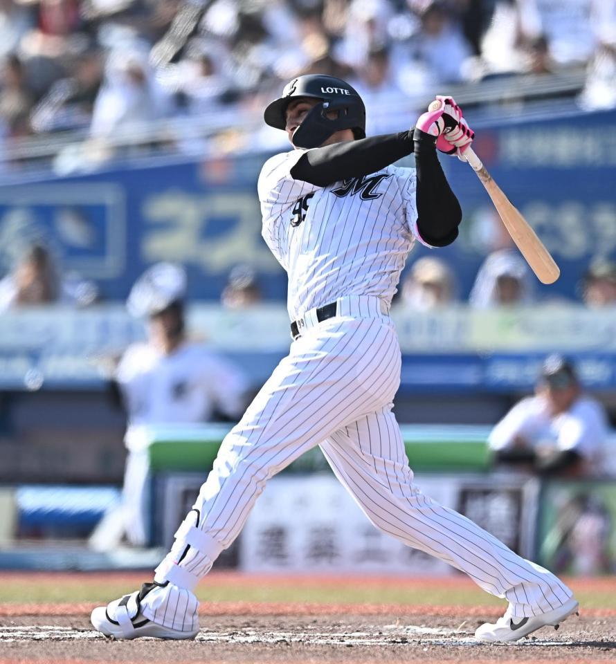 ６回、逆転の左越え３ランを放つソト（撮影・開出牧）
