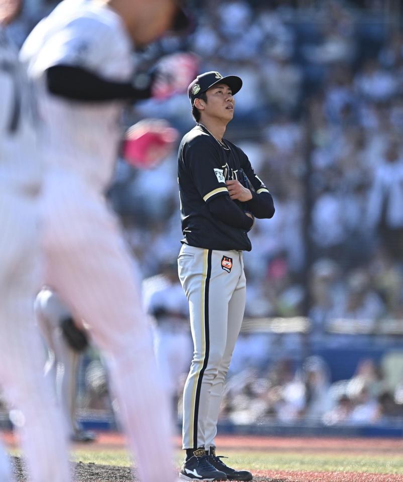 ６回、ソト（手前）に逆転の左越え３ランを打たれた曽谷（撮影・開出牧）