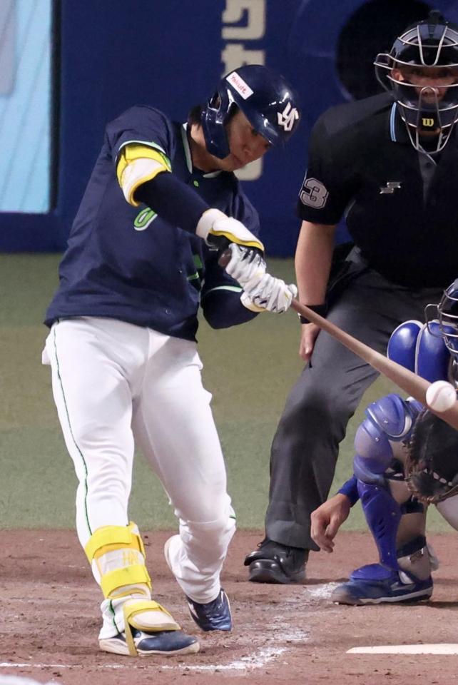 ４回、長岡が中前２点打を放つ