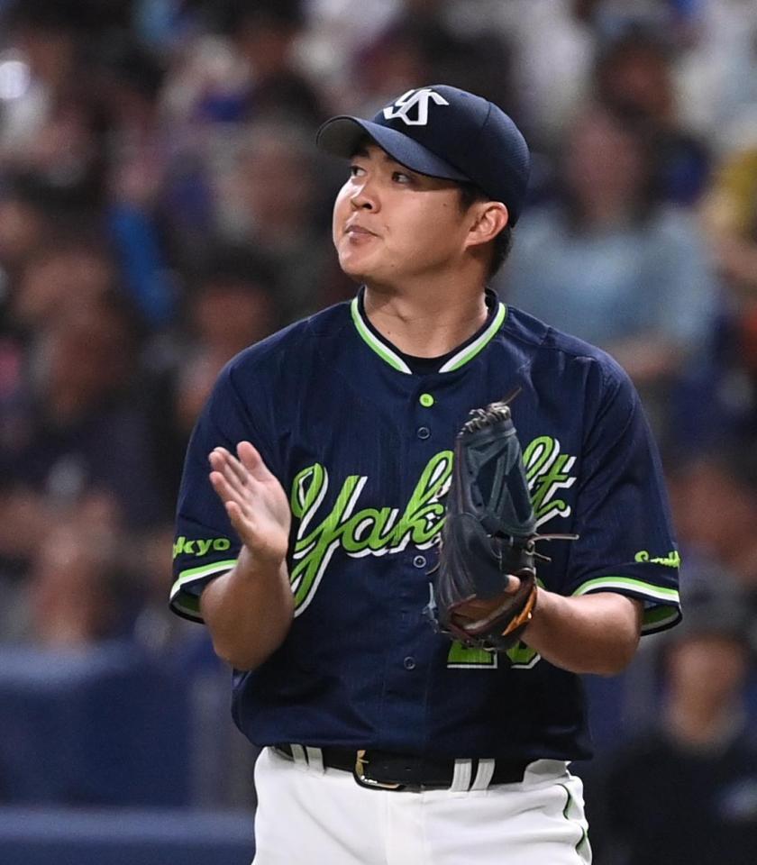 ７回、ボスラ-を一ゴロに打ち取りグラブをたたく松本健