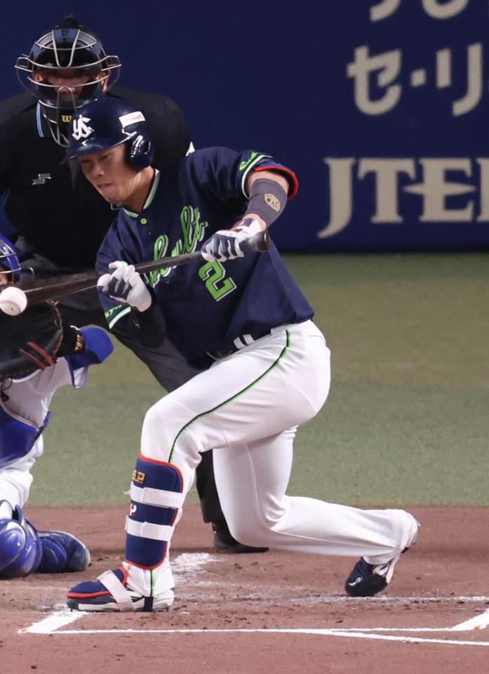 ２回、古賀が先制の投前犠打を決める
