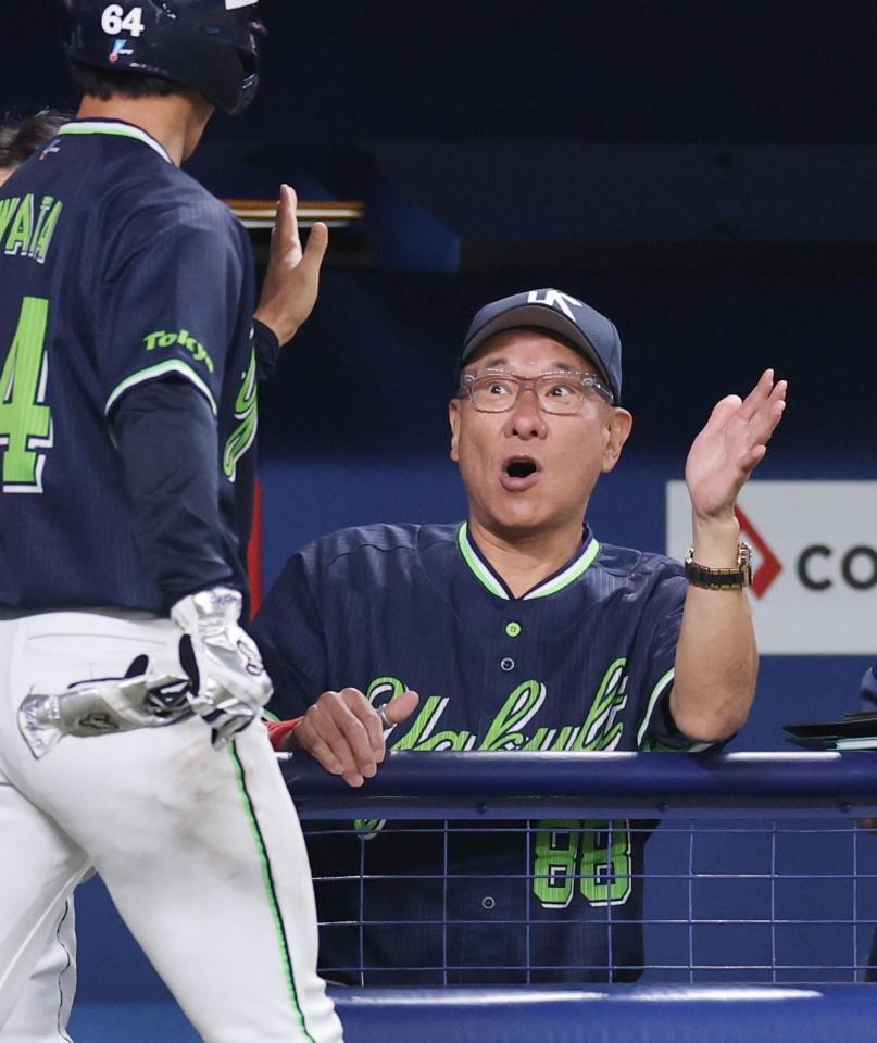 ２回、生還した岩田（左）とタッチを交わす池山監督