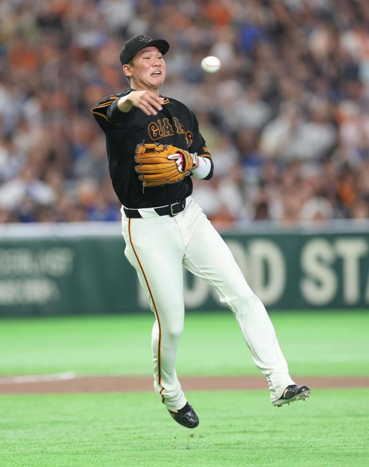 ７回、松尾のい三ゴロで必死に送球する坂本（撮影・金田祐二）