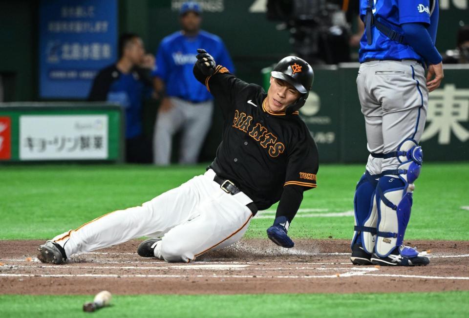 １回、岸田の先制打で生還する二走・平山