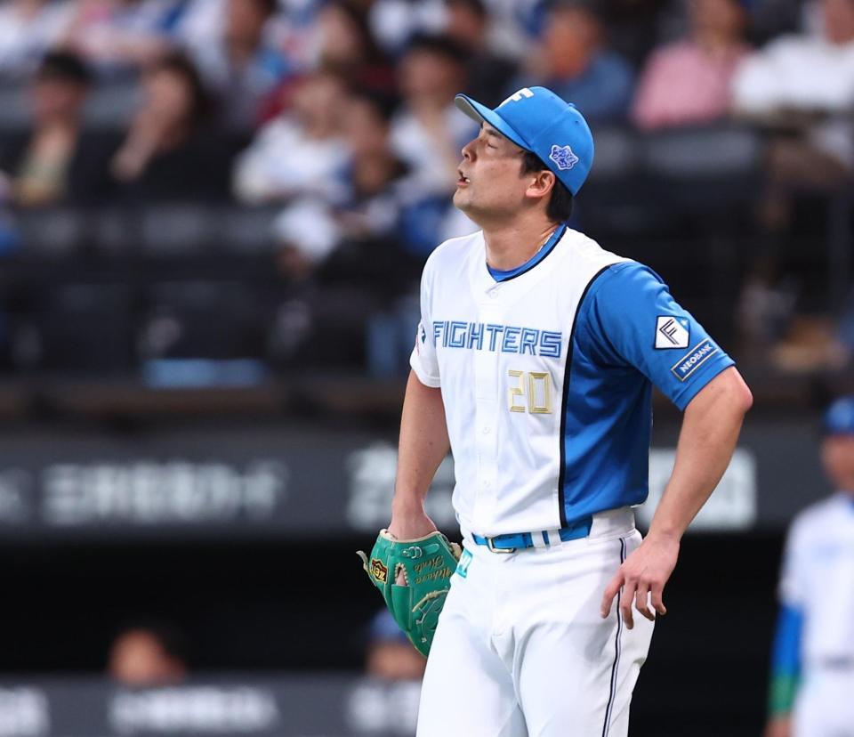 ７回、岸に逆転２ランを許し、落胆する上原（撮影・中島達哉）