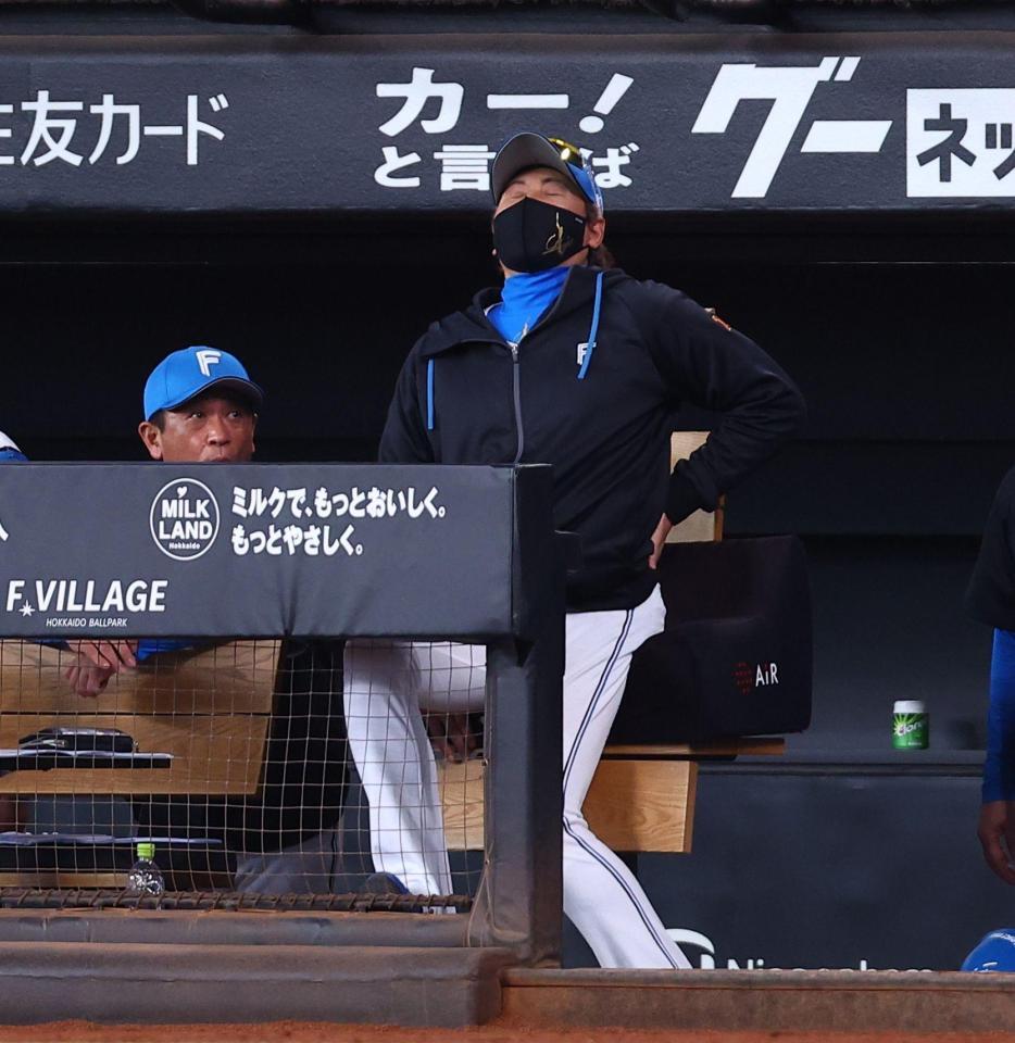 ９回、平沢のファウルボールがベンチに飛び、驚いた後に腰に手を当てる新庄監督（右）＝撮影・中島達哉