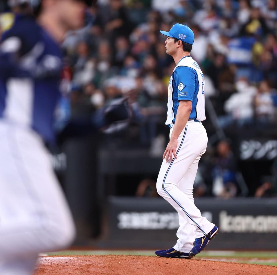 ７回、ネビン（左）に２ランを浴びる上原（撮影・中島達哉）