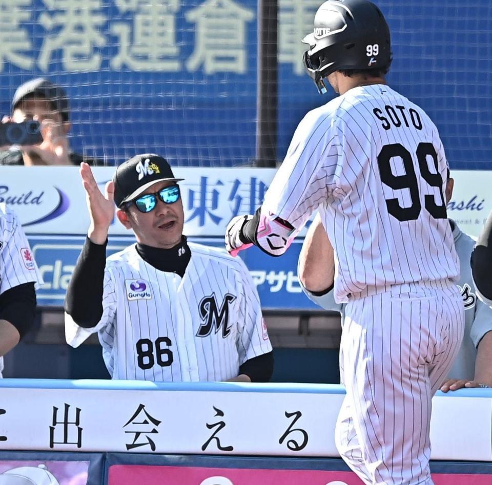 ６回、逆転の左越え３ランを放ったソト（右）とタッチを交わすサブロー監督（撮影・開出牧）