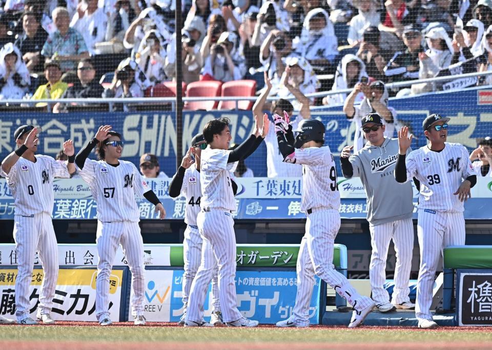 ６回、逆転の左越え３ラン放ちナインとタッチを交わすソト（右から３人目）＝撮影・開出牧