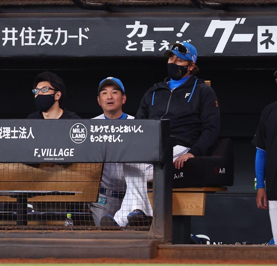 ７回、万波が適時打を放つも一走・上川畑が三塁でアウトになり、顔をしかめる新庄監督（右）＝撮影・中島達哉