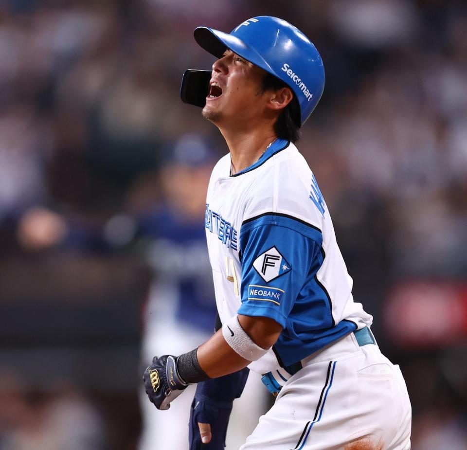 ７回、万波の適時打で三塁を狙うもアウトになる一走上川畑（撮影・中島達哉）