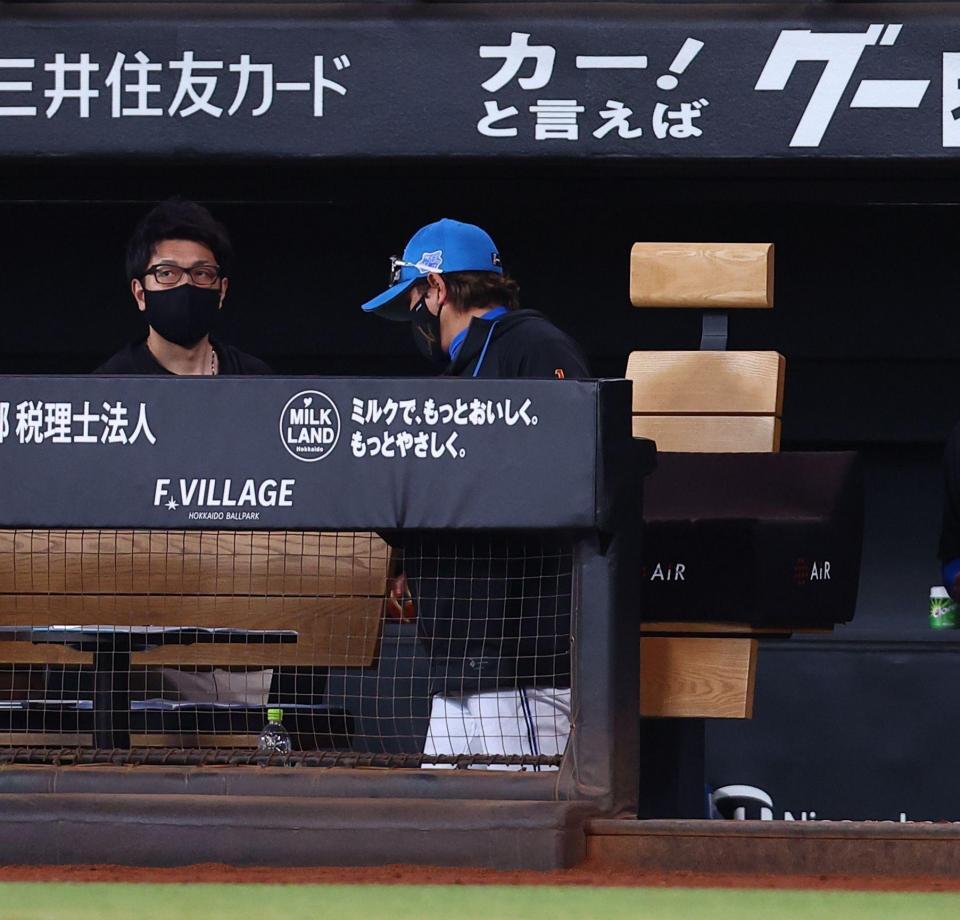 西武に逆転負けし、引き揚げる新庄監督（右）＝撮影・中島達哉