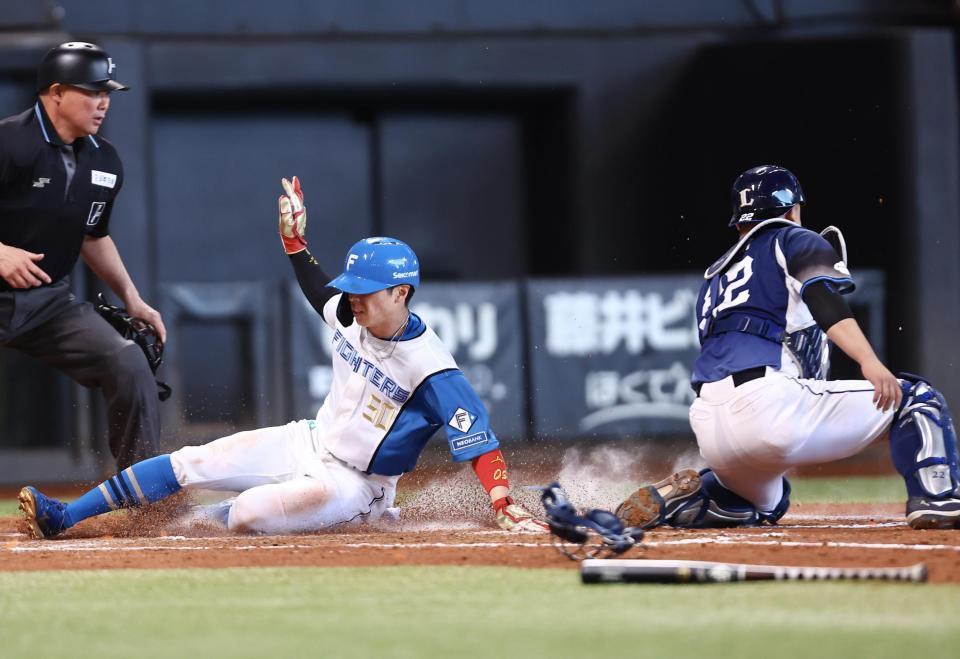 ３回、打者・上川畑の先制打で生還する五十幡（捕手・古賀）＝撮影・中島達哉