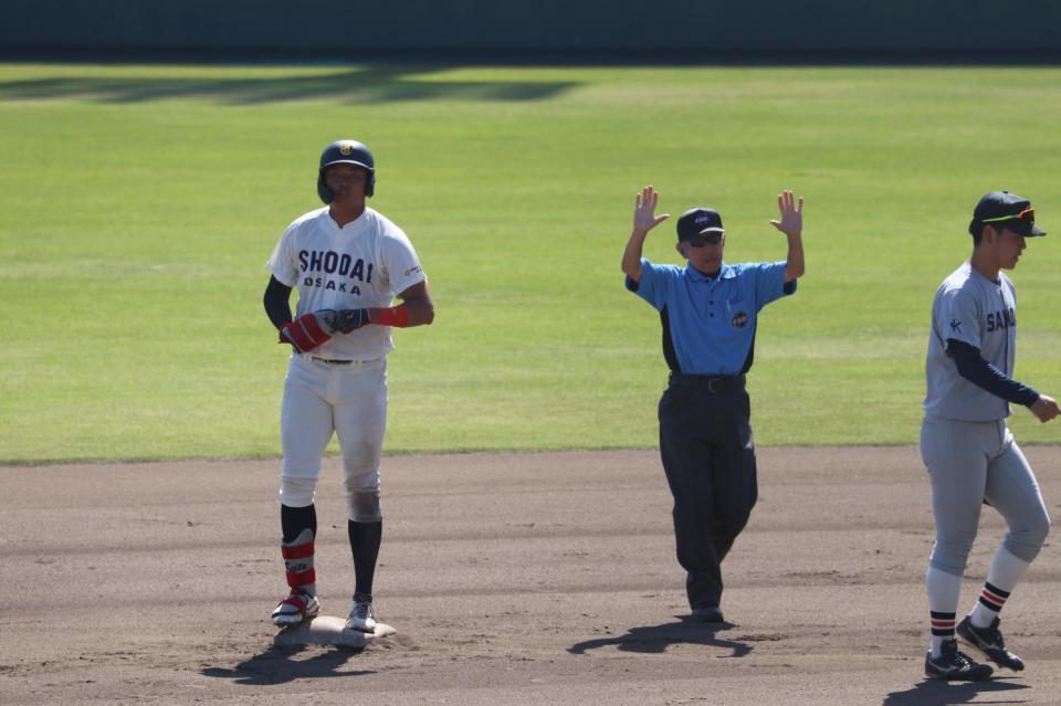 ６回に３点適時二塁打を放った真鍋（左）