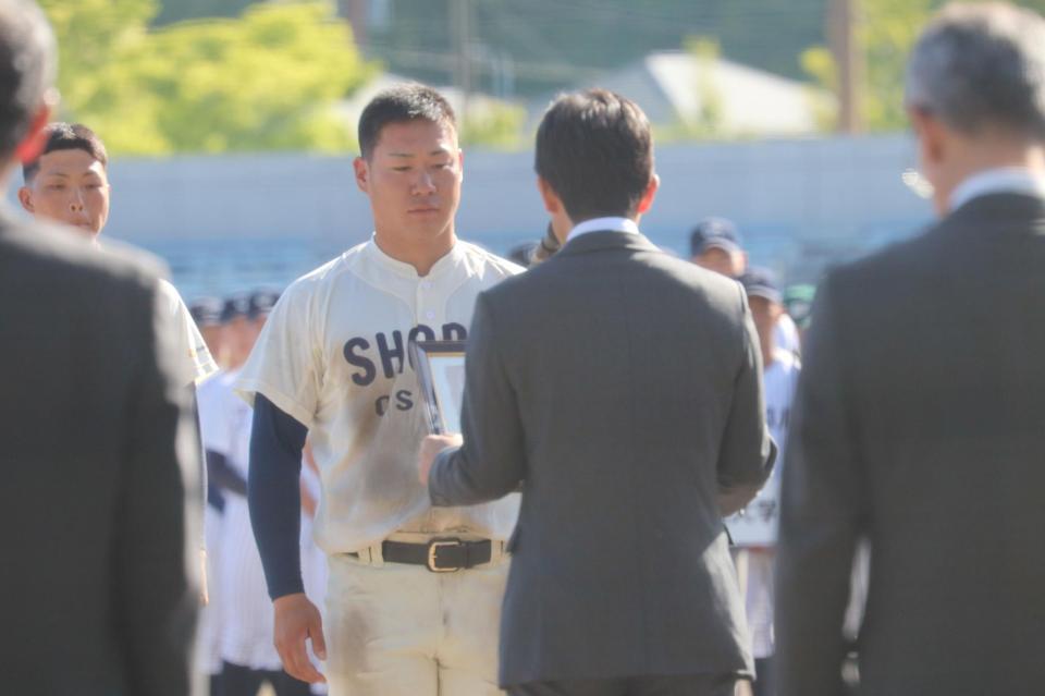 閉会式で表彰を受ける春山主将