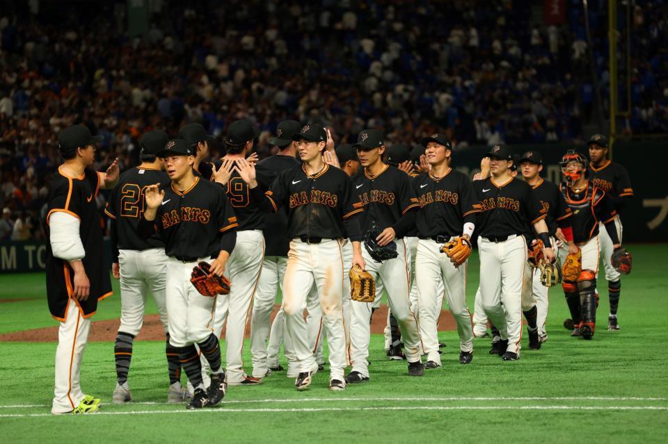 ６連勝を喜ぶ巨人ナイン（撮影・金田祐二）