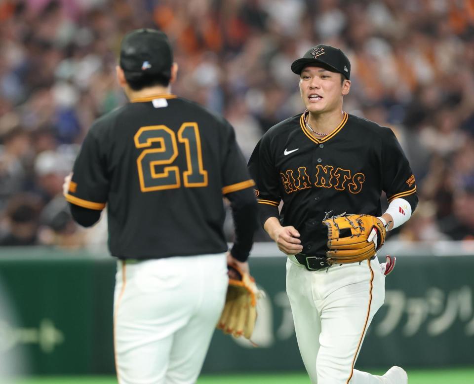 ６回、宮下のライナーを好捕し竹丸に迎えられる坂本（撮影・金田祐二）