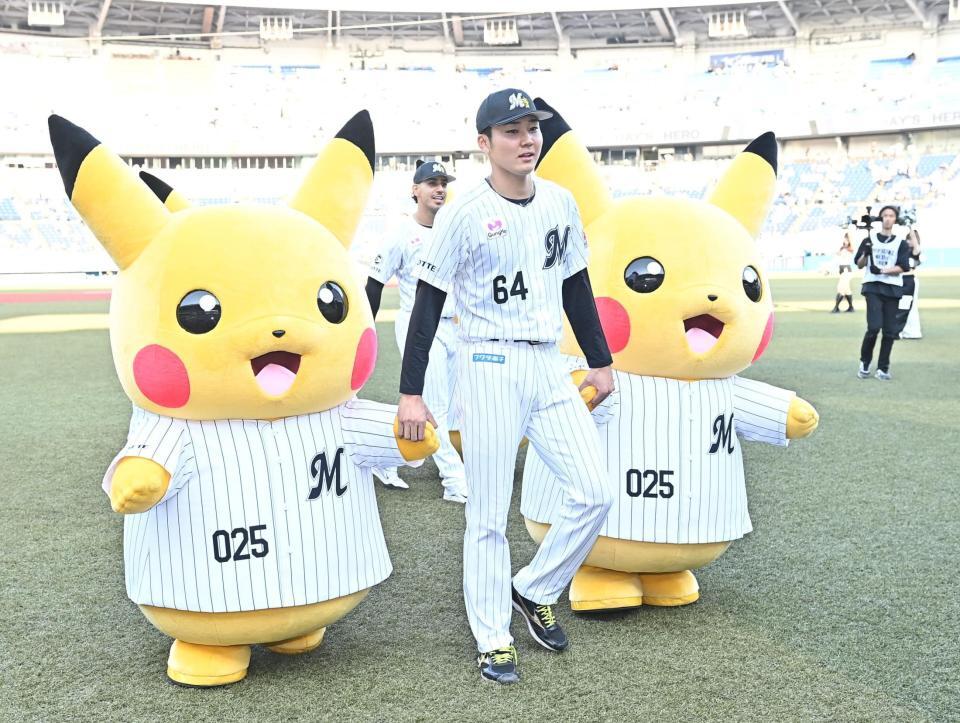 ７回１失点の好投で今季初勝利を挙げ、ピカチュウを連れてファンが陣取るライトスタンドへ向かう広池。後方は逆転３ランのソト（撮影・開出牧）