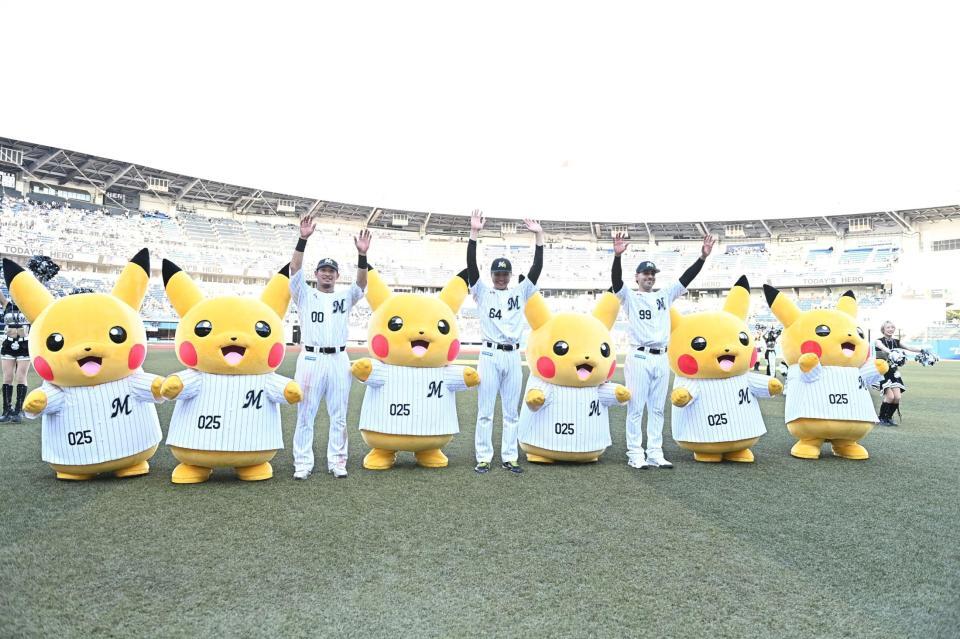 ４連勝しマリーンズのユニホームを着たピカチュウとバンザイする（左から）池田、広池、ソト（撮影・開出牧）