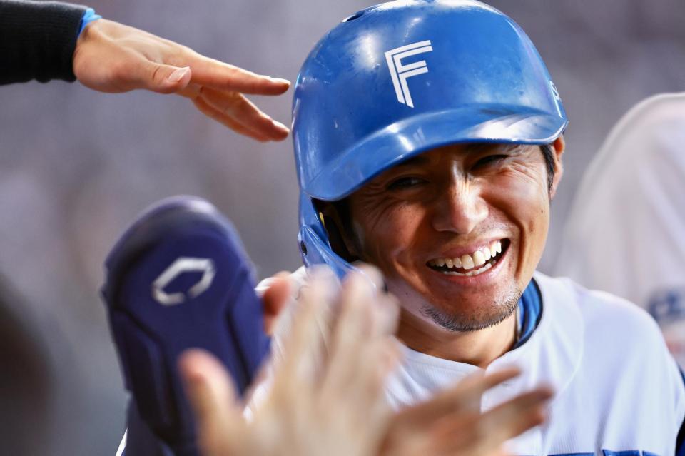 ３回、打者・レイエスの適時打で生還し、ナインに迎えられる上川畑（撮影・中島達哉）