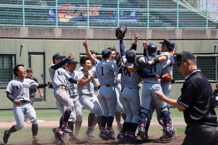 　優勝し、歓喜の輪をつくる関大ナイン（撮影・中野裕美子）