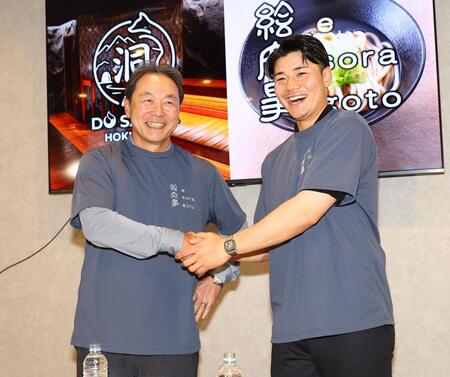 「絵空事」オープンのメディアデーで親子初共演を果たす清宮克幸氏（左）と清宮幸（撮影・中島達哉）