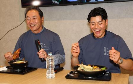 「絵空事」オープンのメディアデーで試食する清宮克幸氏（左）と清宮幸（撮影・中島達哉）