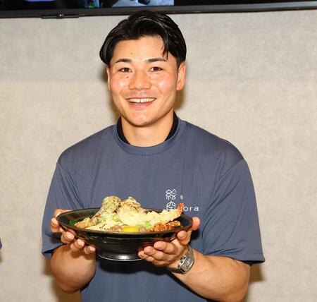 「絵空事」のメニューの「清宮幸太郎選手の大好物！豆乳坦々しあわせうどん」をメディアに見せてくれる清宮幸（撮影・中島達哉）