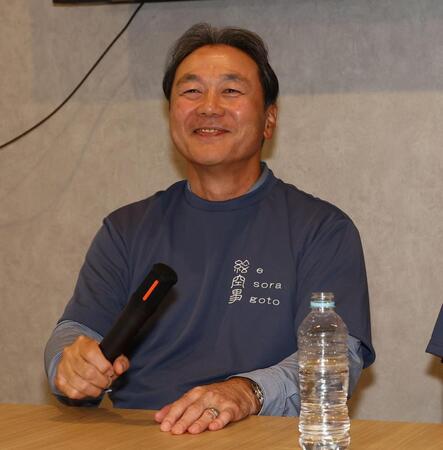 「絵空事」オープンのメディアデーに登場し、笑顔を見せる清宮克幸氏（撮影・中島達哉）