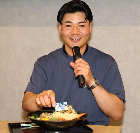 「絵空事」の「清宮幸太郎選手の大好物！豆乳坦々しあわせうどん」をアピールする清宮幸（撮影・中島達哉）