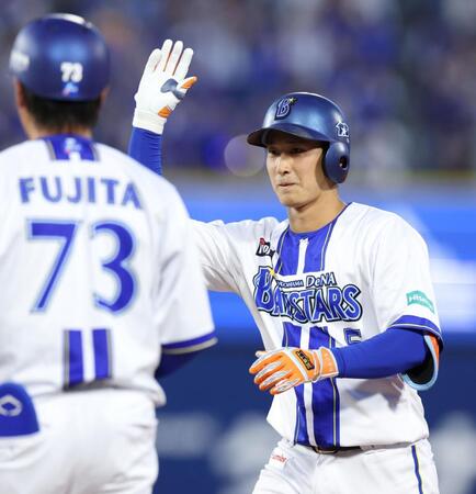 ２回、右前へ先制適時打を放った松尾＝１２日