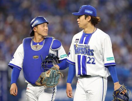 ２回、無失点に抑えた入江（右）と松尾のバッテリー＝１４日