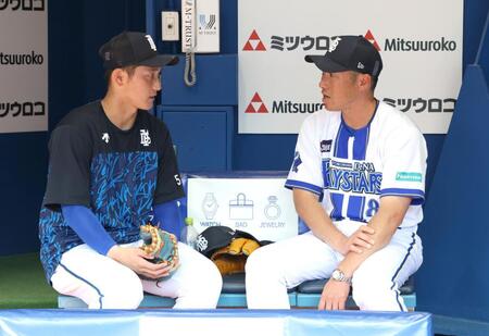 練習前、松尾（左）と話し込む相川監督＝１４日
