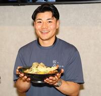 「絵空事」のメニューの「清宮幸太郎選手の大好物！豆乳坦々しあわせうどん」をメディアに見せてくれる清宮幸（撮影・中島達哉）