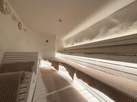 北海道ボールパーク　Ｆ　ビレッジ内「ＳＵＮＮＹ　ＴＥＲＲＡＣＥ」２Ｆ　にオープンする没入型サウナ「洞サウナ（ＤＯＳＡＵＮＡ）」の雪洞の内観（撮影・中島達哉）