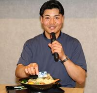 「絵空事」の「清宮幸太郎選手の大好物！豆乳坦々しあわせうどん」をアピールする清宮幸（撮影・中島達哉）
