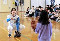 児童とキャッチボールをして交流する日本ハム・田宮