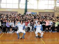 小学校を訪問し、笑顔で児童と記念撮影する日本ハムの田宮（右）と細川