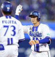２回、右前へ先制適時打を放った松尾＝１２日