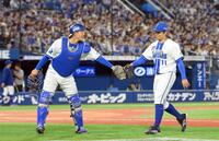 ３回を投げ終え、松尾（左）とグラブタッチをする東＝１２日