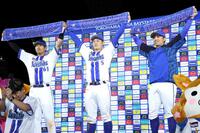 お立ち台で笑顔を見せる（左から）蝦名、松尾、東＝１２日