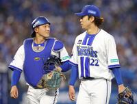 ２回、無失点に抑えた入江（右）と松尾のバッテリー＝１４日