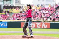 セレモニアルピッチを行った久保史緒里＝楽天野球団提供