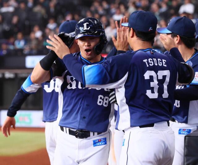 　７回、逆転２ランを放ち、ナインに迎えられる岸（撮影・中島達哉）